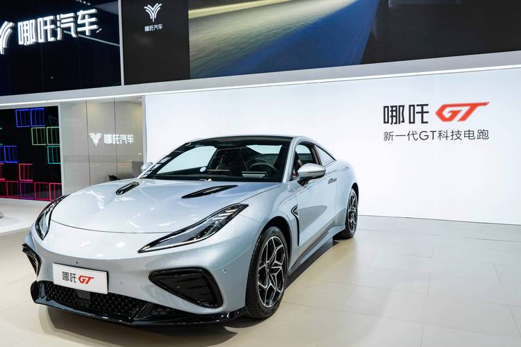 佛山82哪吒汽车在智能汽车领域的表现，领途汽车在新能源汽车市场中的影响力